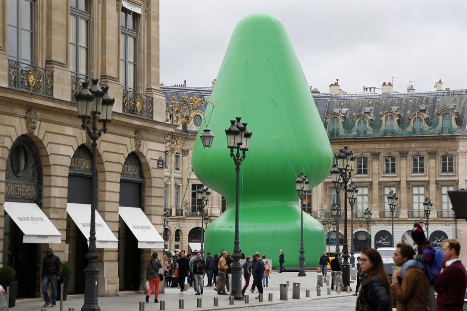 tree buttplug sculpture Paul McCarthy in paris 2014-10-17