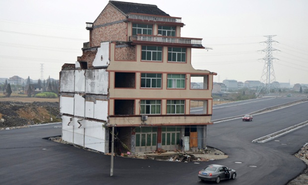 house in middle of highway Wenling Zhejiang China 2012-11-22
