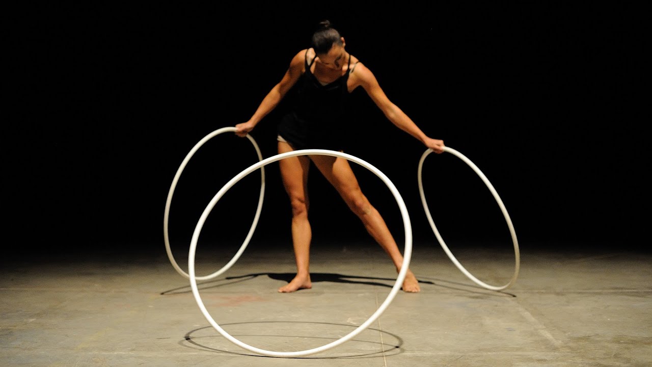 Alexandra Savina hoop juggling Nz83R