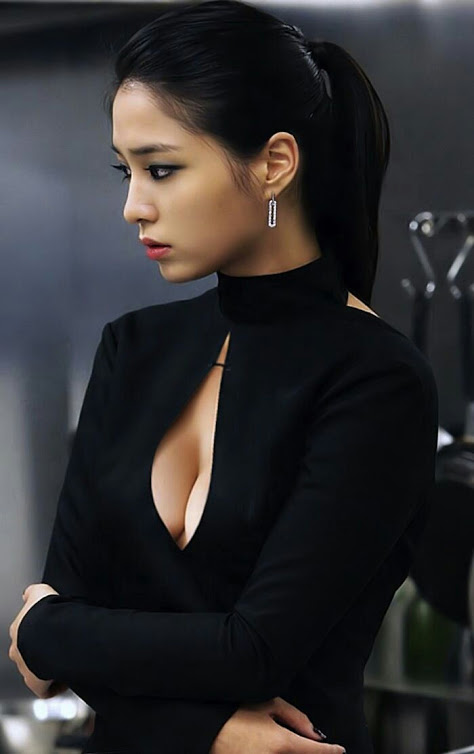 Lee Min-jung cleavage 2014